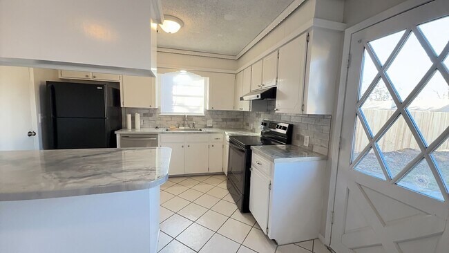 Building Photo - Cozy up this New Year in your new 2 bed/1bath home!