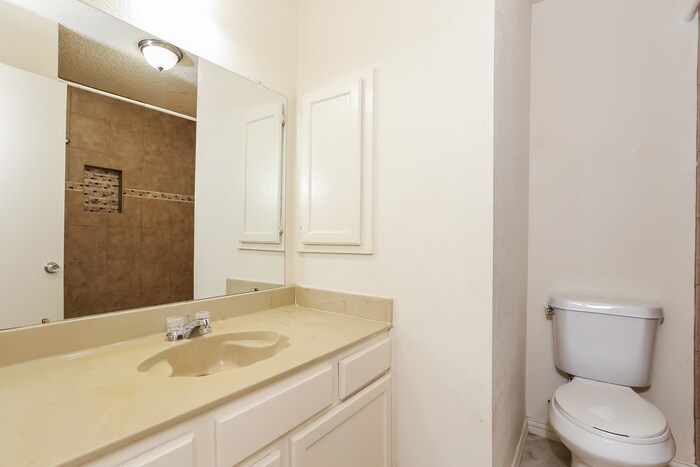 Building Photo - 827 Bentle Ct