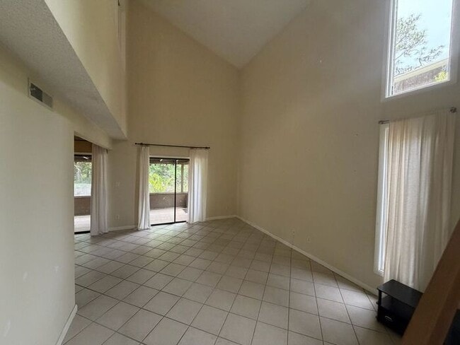 Building Photo - Charming 3 bed 3 bath townhome in the Orlando