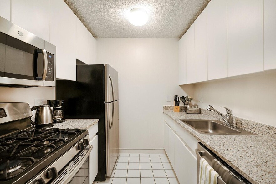 Building Photo - 175 E 96th St