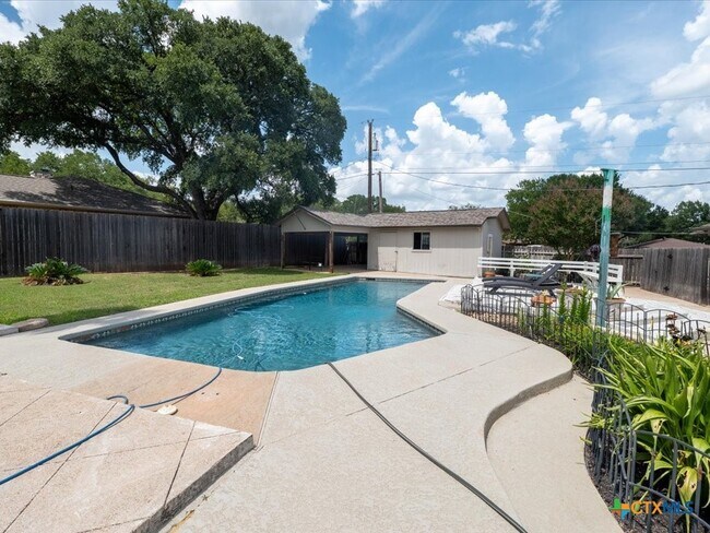 Building Photo - 300 Las Plumas Dr