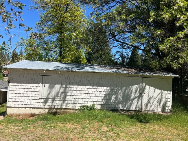 Building Photo - Pine Grove Home