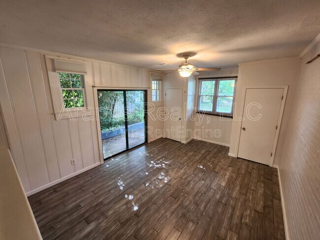 Building Photo - 1222 Crestwood Dr SE