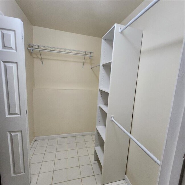 Building Photo - 1202 St James Pl