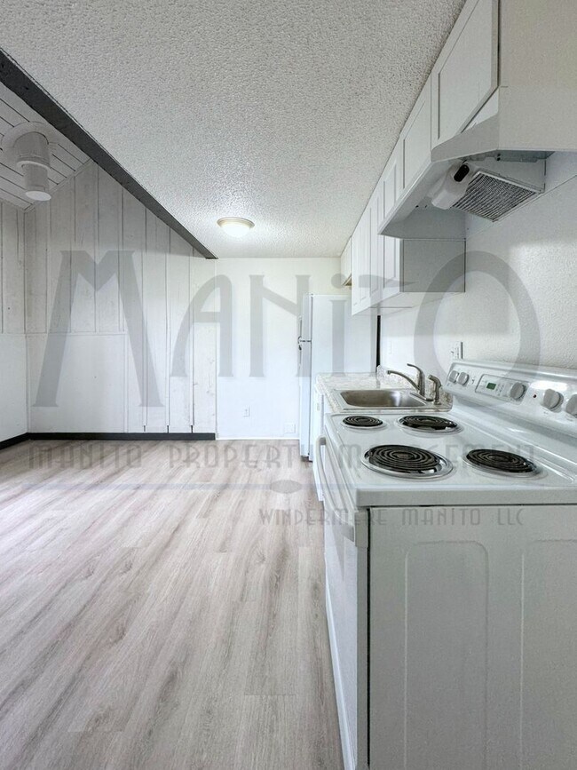 Building Photo - Charming Bungalow Unit
