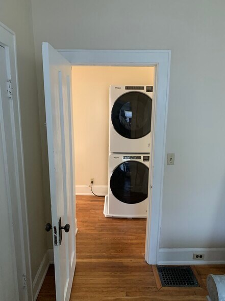 In Unit Washer/Dryer - 2848 Melrose Ave