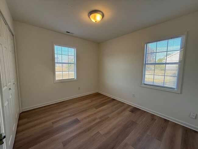 Building Photo - Gorgeous 3 bedroom, 2 bath House