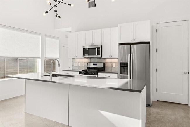 Building Photo - 6201 Caddie St