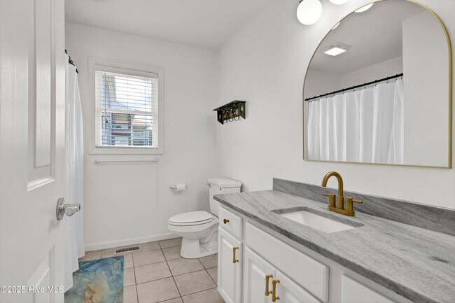 Building Photo - 1401 S Shore Dr