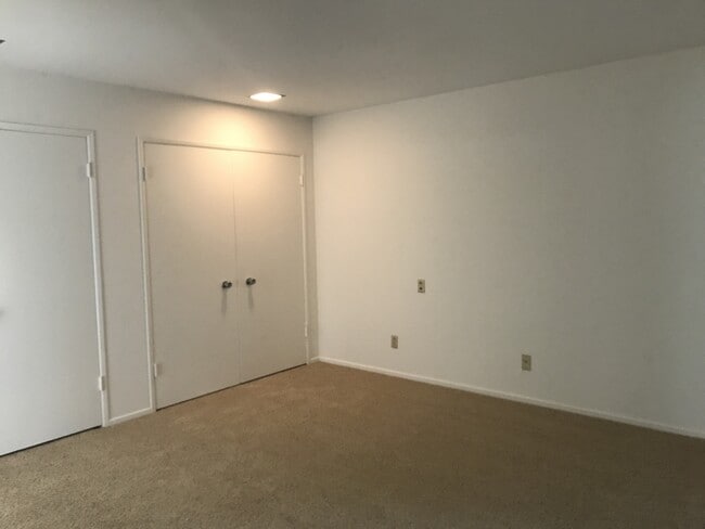 Building Photo - Three Bedroom Turnpike Home/Foothill Schoo...
