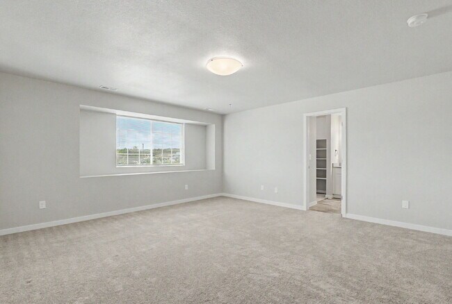 Building Photo - 3 bedroom - Date St