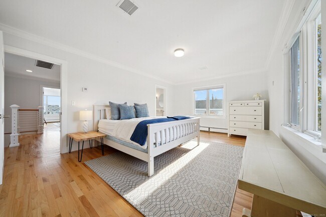 Building Photo - 656 Fairfield Beach Rd