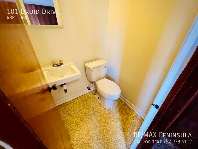 Building Photo - 4Bed, 2.5Bath Single Family Home in WBG