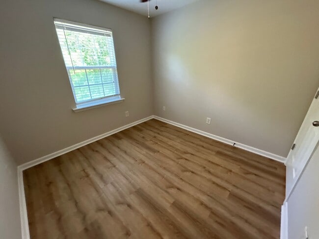 Building Photo - 4 Bedroom | 3.5 Bedroom Raleigh Townhome