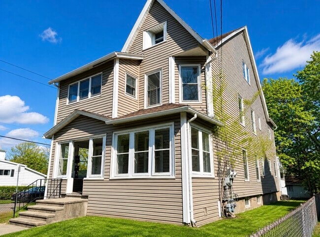 Building Photo - 16 Highland Ave