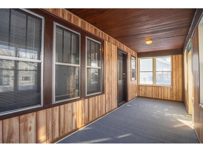 Building Photo - 890 Arkwright St N