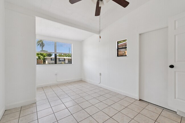 Building Photo - 10543-10117 117 Dr N