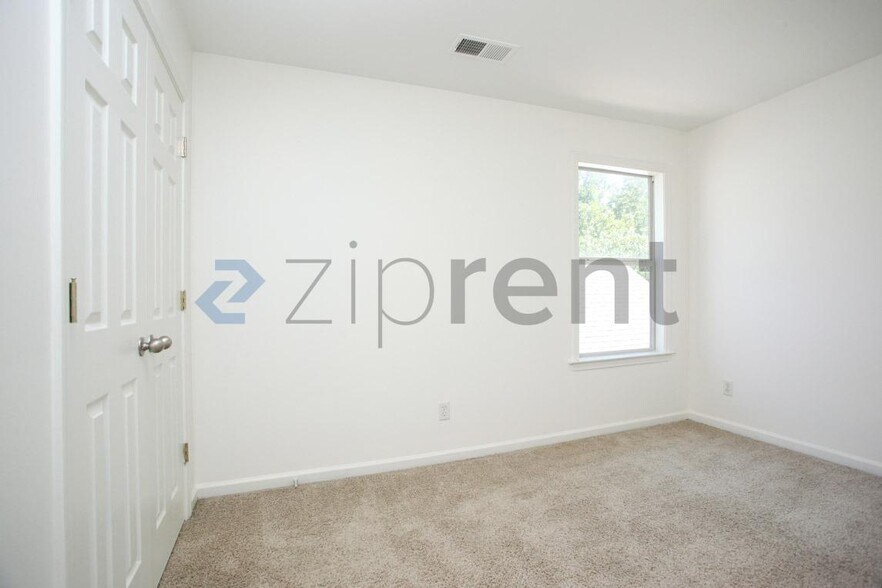 Building Photo - Unit