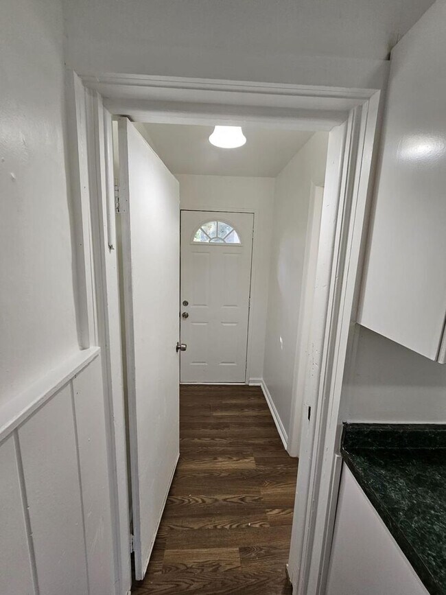 Building Photo - 3 bed 1 bath