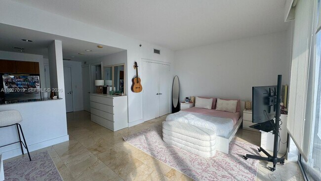 Building Photo - 1050 Brickell Ave