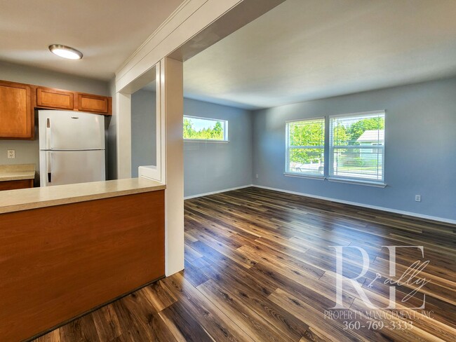 Building Photo - Inviting Poulsbo Home with Open Layout, Fe...