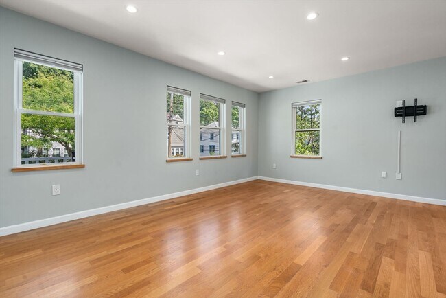 Building Photo - 574-576 Lagrange St