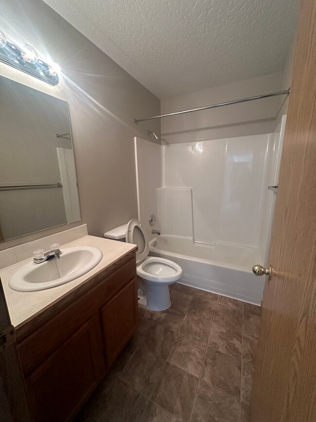 Building Photo - 3 bedroom 2 bathroom Caldwell Home