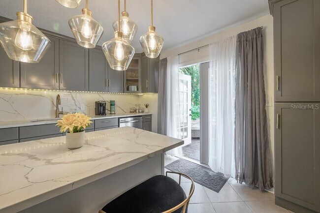 Building Photo - 6010 N Dexter Ave