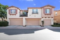 Building Photo - Spacious 3/3 Townhouse in North Clovis