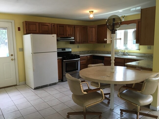 Building Photo - 9 Silver Birch Ave