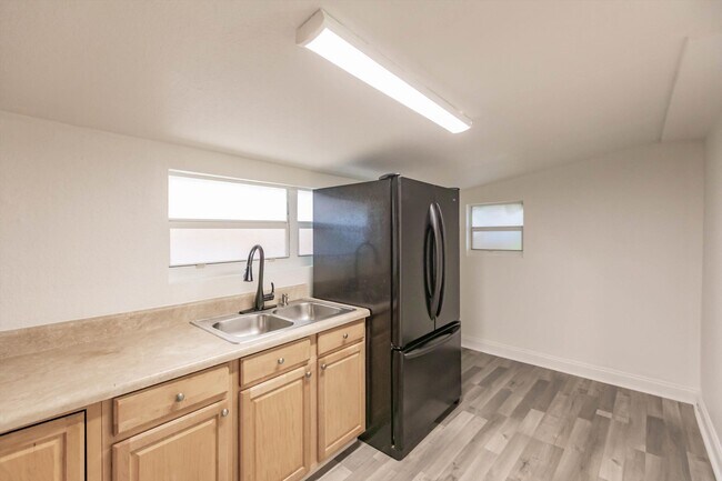 Building Photo - 808 N Palmway