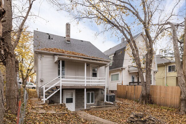 Building Photo - 3 Bedroom Midtown Home!