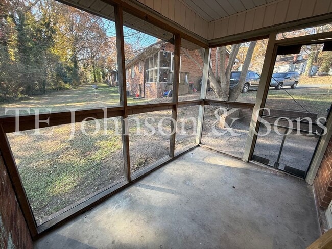Building Photo - Cozy Single-Story Duplex Living on Raeford Ave