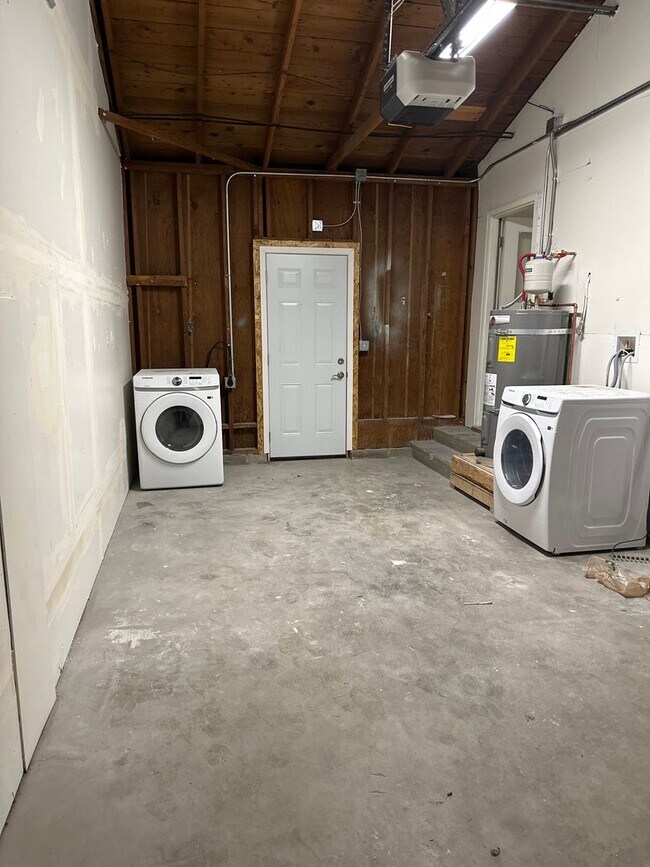 Building Photo - Completely remodeled 2 bedroom gem with 1 car garage Near the VA Hospital
