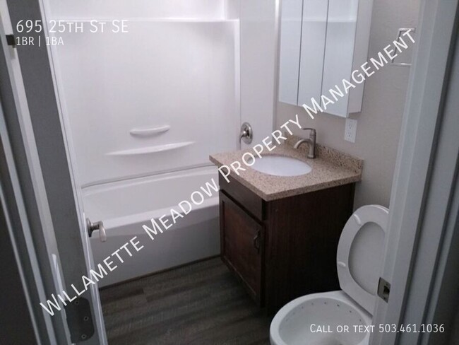 Building Photo - Convenient & Updated 1 Bedroom Apt with Wa...