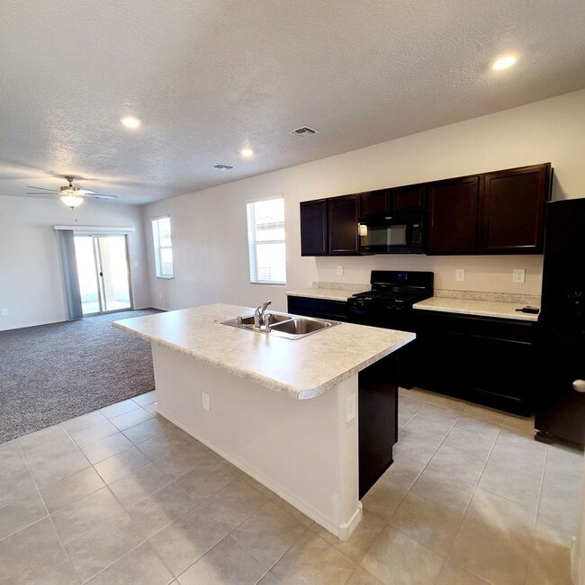 Building Photo - 3 bed 2 bath home in Huning Ranch