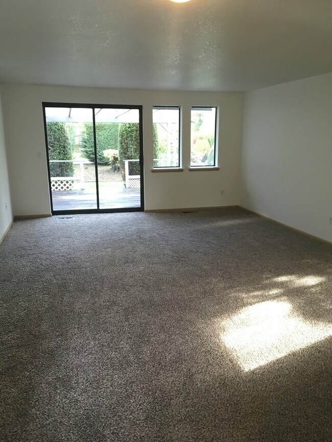 Building Photo - 2bdr 2bath duplex Mid Tacoma w/ one car garage