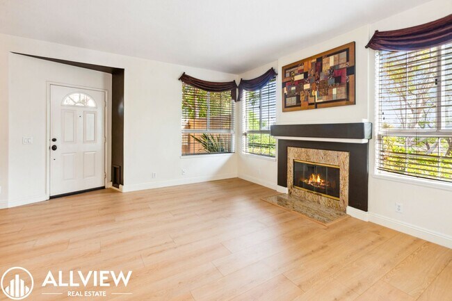 Building Photo - Gorgeous 2 Bed, 2.5 Bath End-Unit Home Available NOW in Aliso Viejo!