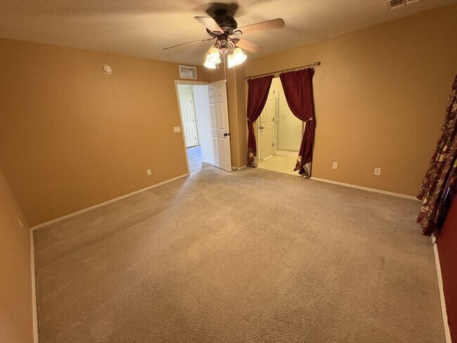 Building Photo - East side beauty 4 bedrooms