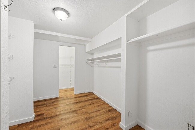 Building Photo - 5 bedroom, 3 1/2 bath, home with two master suites and 2 car garage.