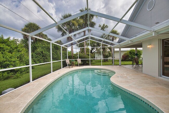 Building Photo - Seasonal Short-Term 2 Bed 2 Bath Heated Pool Villa with a Den in Harrington Lakes at Planation Go...