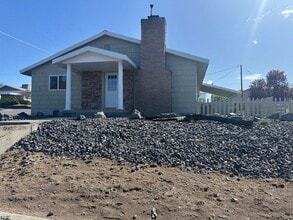Building Photo - Newly Remodeled 3 Bedroom / 2 Bathroom in NE Madras