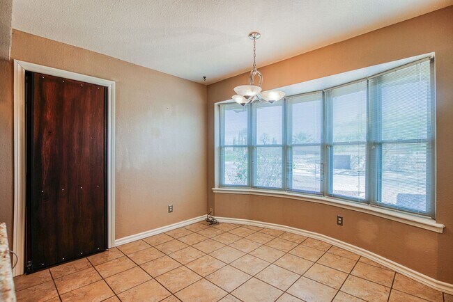 Building Photo - Stunning eastside rental in highly desirable area!