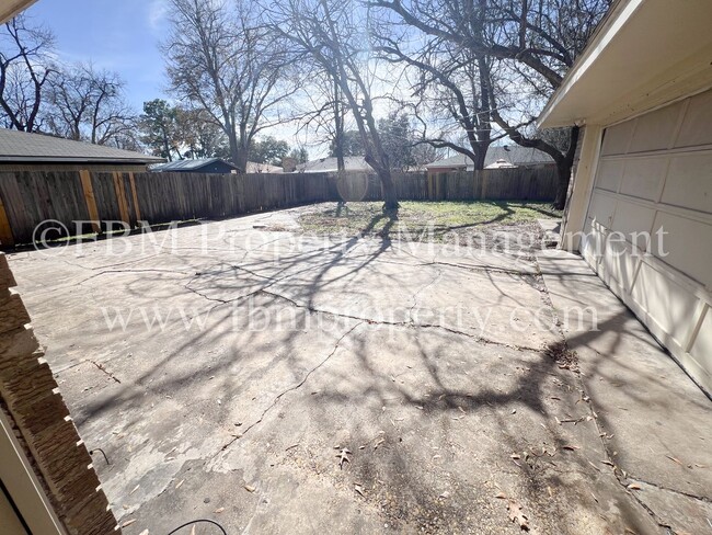 Building Photo - 211 Stonegate Dr