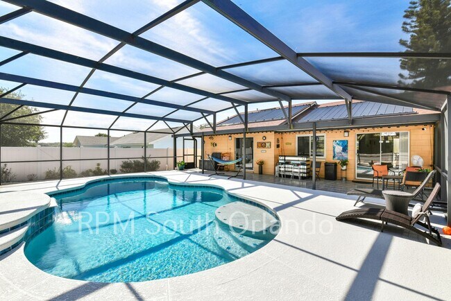Building Photo - 4 Bedroom, 2 bathroom, 2 car garage, pool, backyard, close to Universal Studios and International...