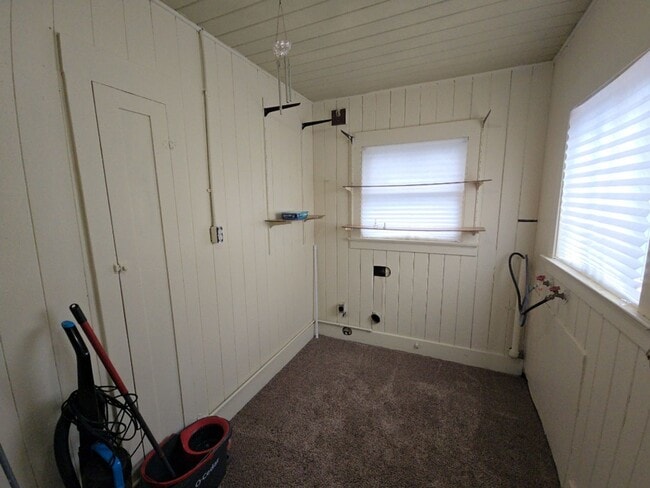 Building Photo - 2BR Eureka home features fully-fenced yard!