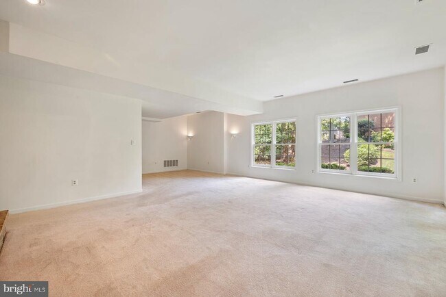 Building Photo - 370 S River Landing Rd