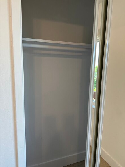 Building Photo - 10136 Hollow Glen Cir