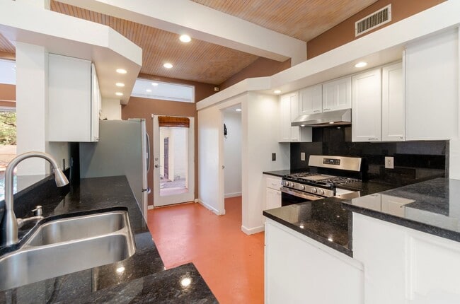 Building Photo - University Bungalow