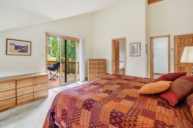 Building Photo - Year lease! Garage! Beautiful views! Great Decks!